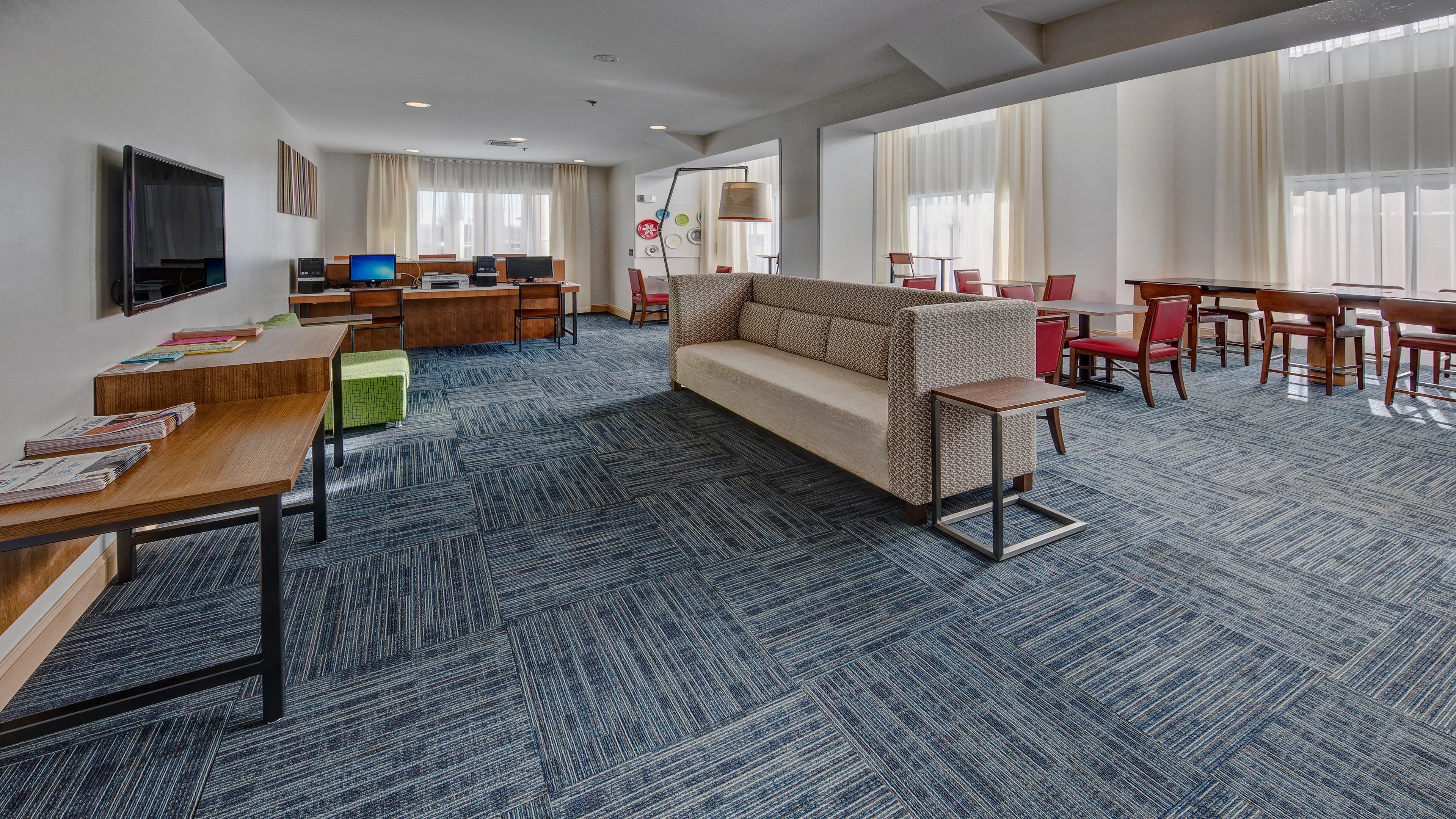 Holiday Inn Express Hotel & Suites London By Ihg Exterior photo
