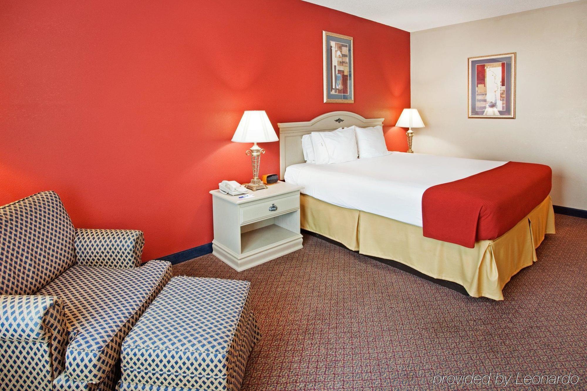 Holiday Inn Express Hotel & Suites London By Ihg Room photo